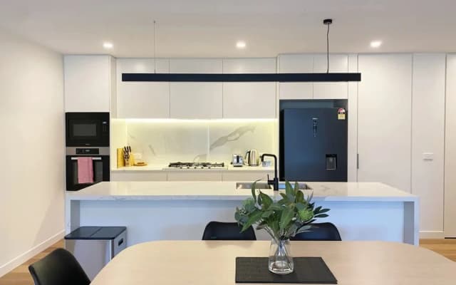 Luxe 3 Bedroom Apartment With Parking - photo 5