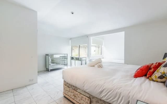 Spoilt for Choice 2-bed/2-bath + Free Parking - photo 2