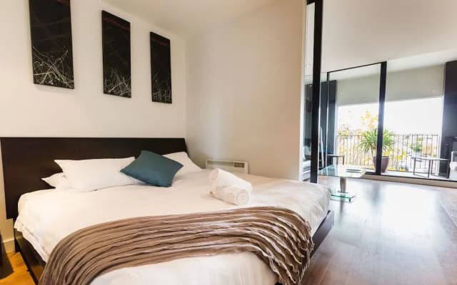 CLEO, 1BDR St.Kilda Apartment - photo 2