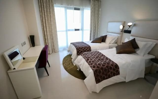 Waterfront 2 Bed Apartment Sleeps 4 With Parking - photo 4
