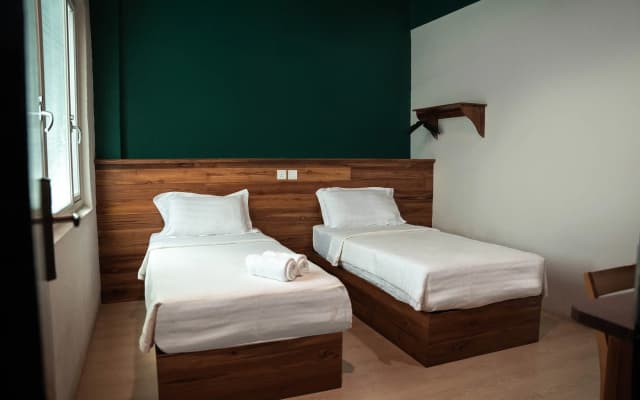 Room V @ Jalan Sultanah Near Bus Stop Batu Pahat - photo 4