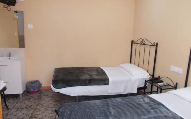 Hostal Nou Raval - photo 4