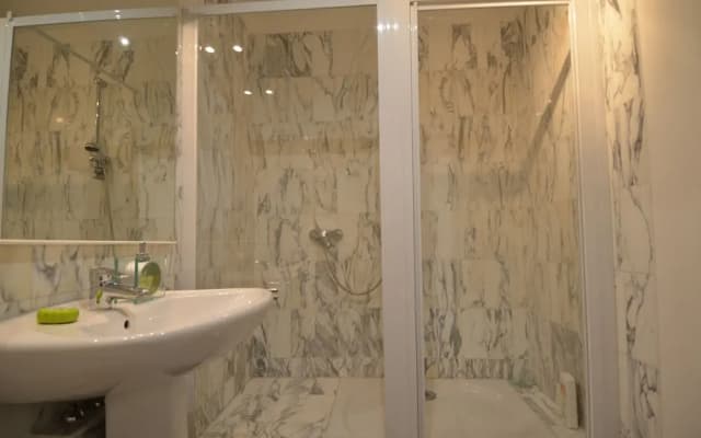 Large studio 4 persons with balcony Valrose district in Nice - photo 4
