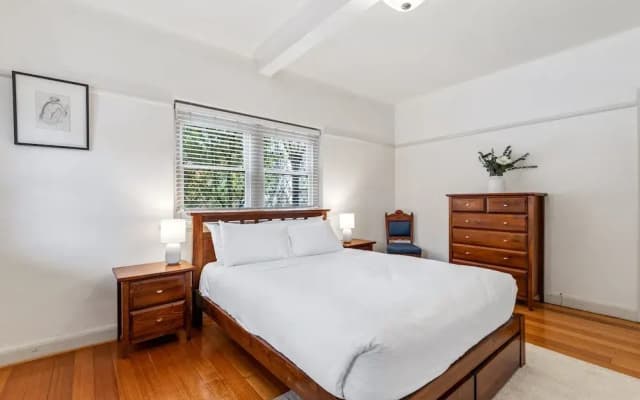 Charming 2-bed Apartment With Fireplace & Parking - photo 3