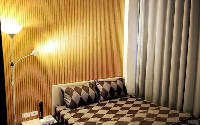 Octopus Suite on Highrise, Skytrain, Fast Wifi and AC - photo 2