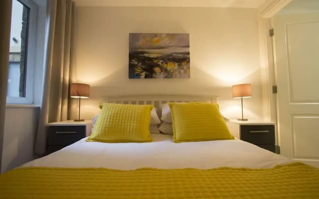 This fantastic 3 bed ground floor apartment has private parking too! - photo 2