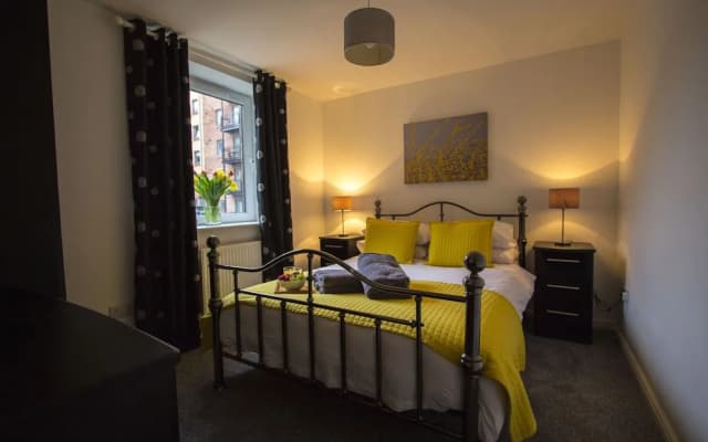 This fantastic 3 bed ground floor apartment has private parking too! - photo 4