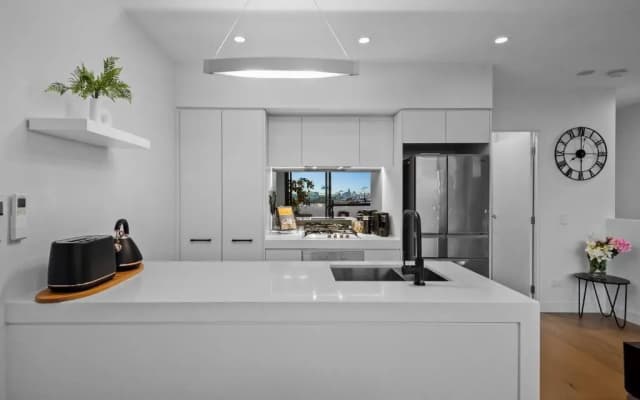 StayCentral Northcote Townhouse With Study - photo 2