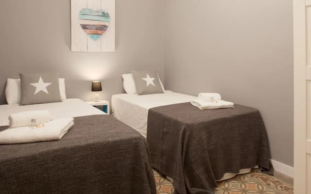 SOFIA 4 · Sofía's Gallery & Bath · Well Priced 6 Pax Spacious Home in Eixample - photo 3