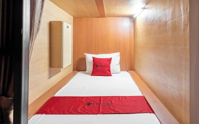 RedDoorz Hostel near LTC Glodok - photo 3