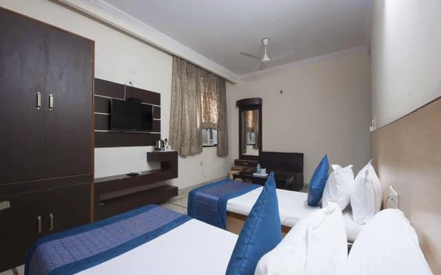 Hotel Apra Inn - photo 3