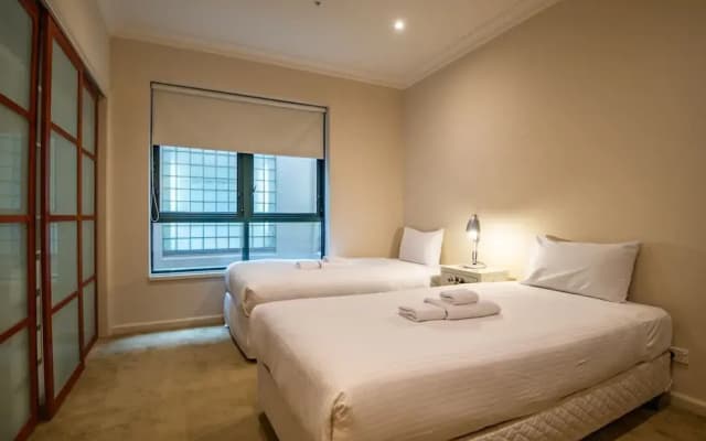Elegant 4B 2B Unit in Melbourne CBD w/ Parking! - photo 4