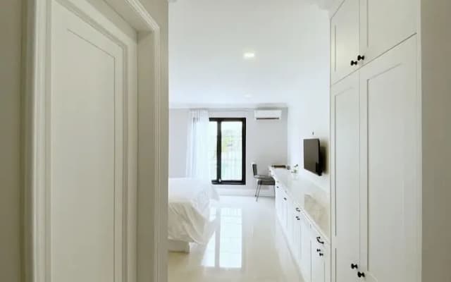 Loewy's Home Jakarta - photo 3