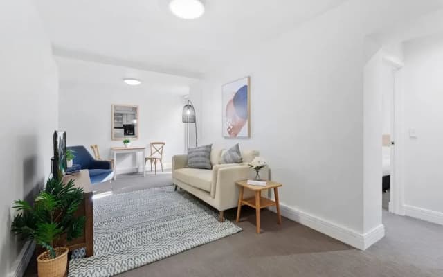 Chic 1-bed Apartment Steps From Shopping Street - photo 4