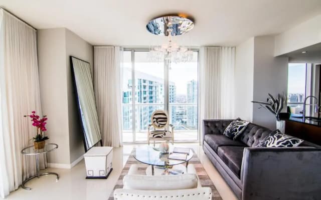 Luxury 5star Condo at 34th floor Icon Brickell 1 bed one bath - photo 3