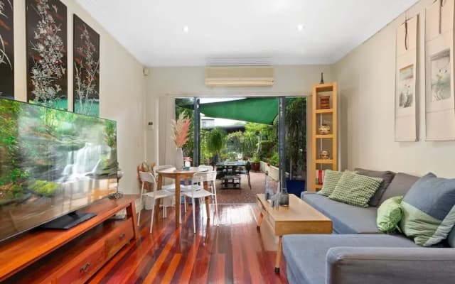 Spacious 2-bed Townhouse With Garage & Patio - photo 2