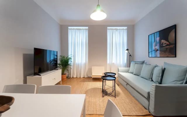 Spacious 2bdr Apt in Beautiful Neighborhood - photo 5