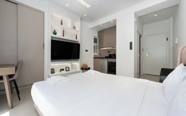Minimal Studio with Balcony in Central Athens - photo 2