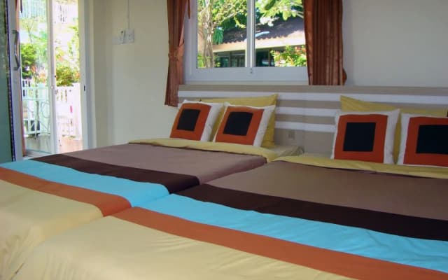 Sea Beach Koh Larn - photo 2