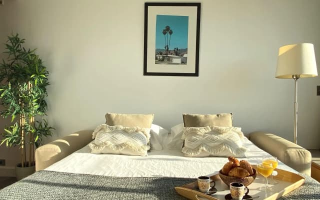 1610B - Stunning studio with Champs Elysées Views! - photo 3