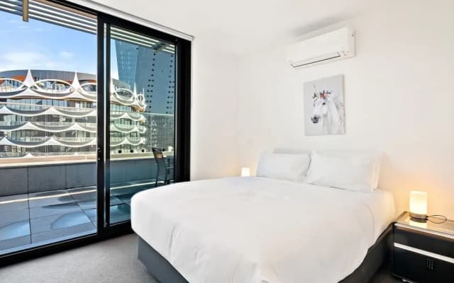 Bright 2-bed Retreat With Pool, Gym & Sauna Access - photo 2