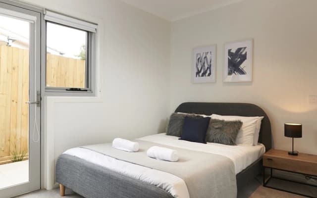Sleek and Spacious Flat - photo 3