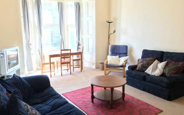 Central Marchmont 3 Bedroom Flat - photo 2