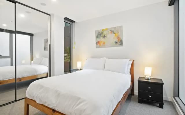 Bright 2-bed Flat With Cityside Charm - photo 4