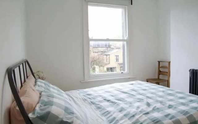 Elegant 2 Bed Close to Chatsworth Road - photo 5
