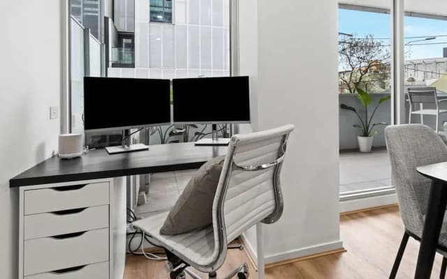 Sleek South Yarra 2-bed With Alfresco Dining - photo 4