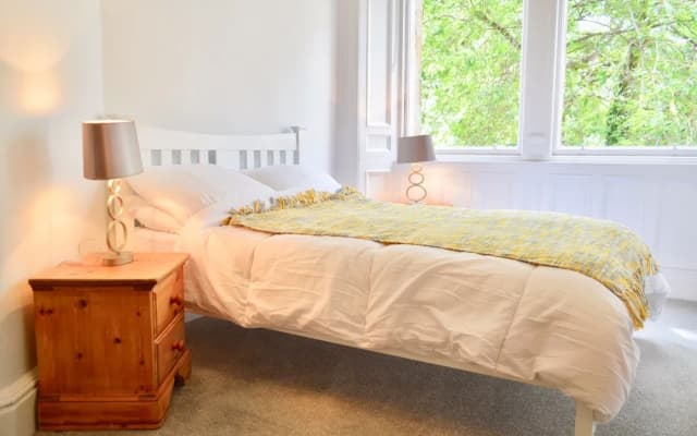 Spacious 3 Bedroom West End Flat - photo 4