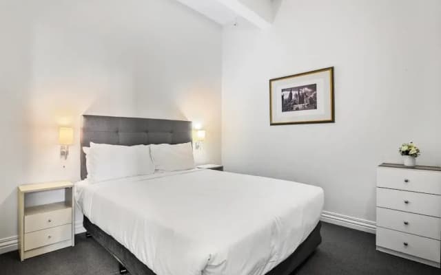 Bright 1-bed Apartment Steps From Collins Street - photo 3