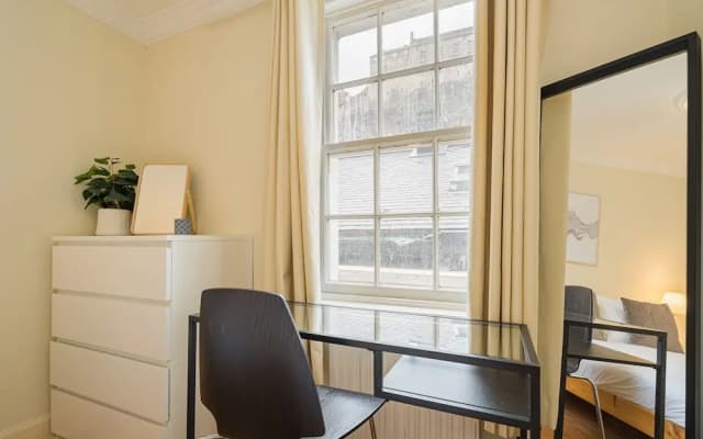 2 Bed Grassmarket Apartment - photo 2