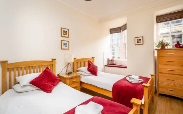 Lovely 2-bed Apartment in Old Town Edinburgh - photo 3