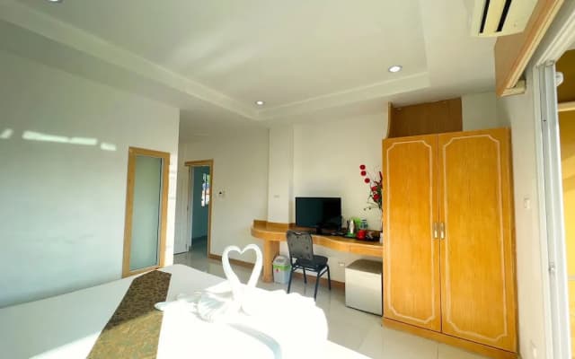 Red Sapphire Hotel - photo 3