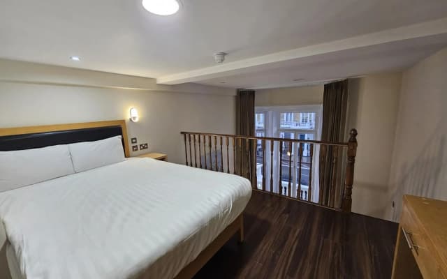 Cromwell International Hotel - photo 3
