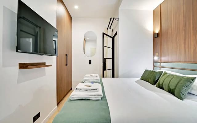 Chic and Spacious Apartment in the Heart of Paris - photo 3