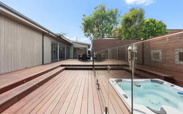 Luxurious 3-bed Home With Outdoor Spa - photo 3