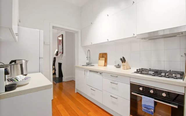 Stylish 2-bed House With Private Courtyard - photo 4