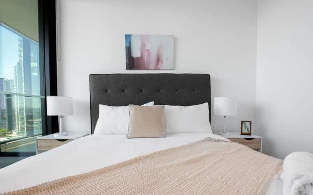 Central Melbourne 2br2bt APT on Collins St+parking - photo 2