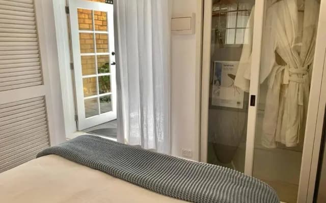 Stylish Private Studio, Close to Beach, WIFI, Parking - photo 2