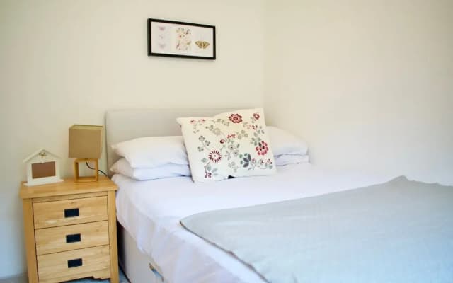 Modern 2 Bedroom Ground Floor Flat with Parking - photo 3