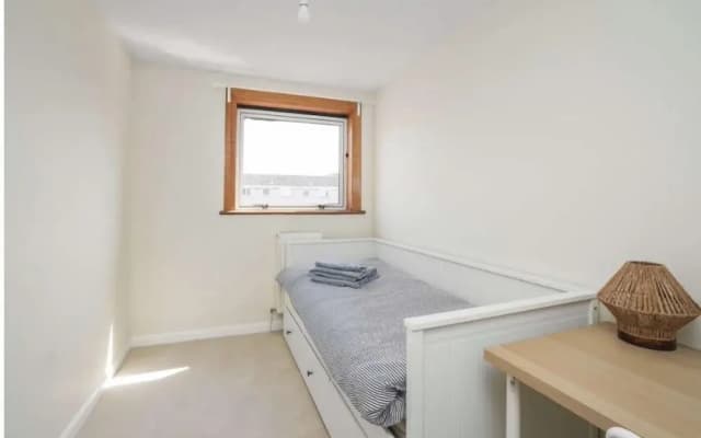 2-Bedroom Home with Parking and Garden - photo 5