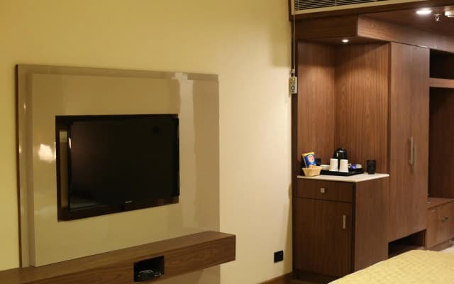 Udman Hotels and Resorts BY FERNS N PETALS - photo 5