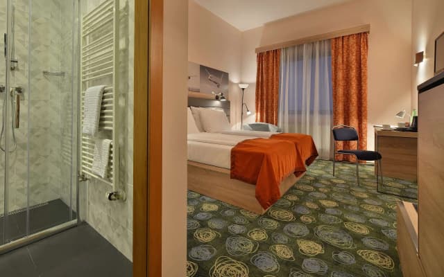 Ramada by Wyndham Airport Prague - photo 4