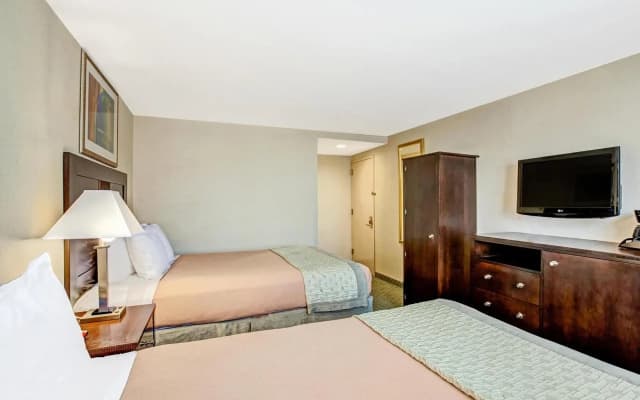 Ramada by Wyndham Jamaica/Queens - photo 2