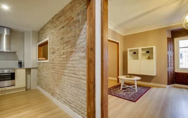 Cosy 3 Bed 2 Bath in Vibrant Eixample, Near Metro - photo 5