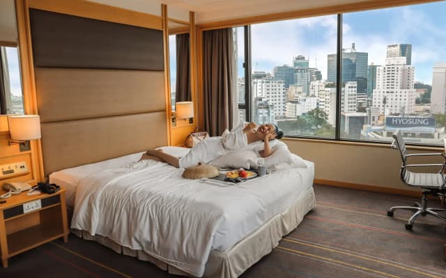 Renaissance Riverside Hotel Saigon - photo 4