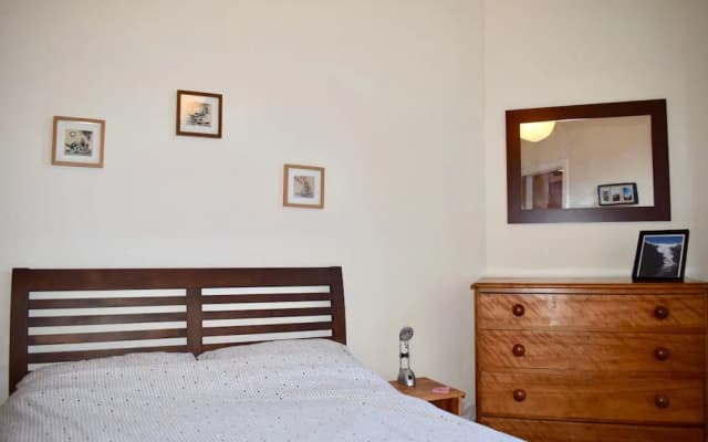 1 Bedroom Central Edinburgh Flat - photo 3