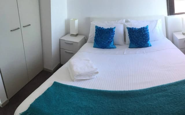 Dockland View Apartment - photo 2